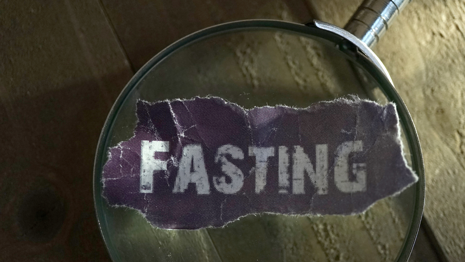 A magnifying glass highlighting common fasting mistakes.